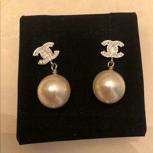 AUTHENTIC CHANEl PEARL EARRINGS
